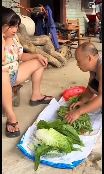 大叔买菜的纠结劲儿，比选老婆还夸张。他站在菜摊前磨磨蹭蹭，反复思量买什么菜。其实