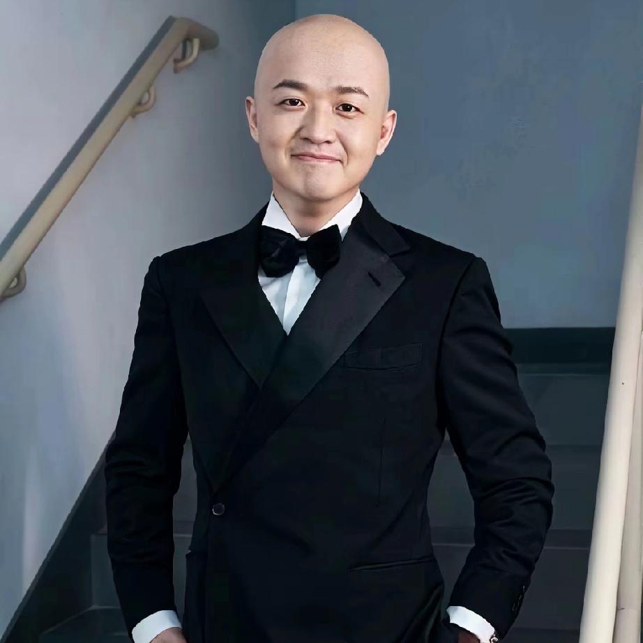 谁都不佩服，
就佩服包贝尔，
面对这次网传风波，他的处理方式是——不解释、不回应