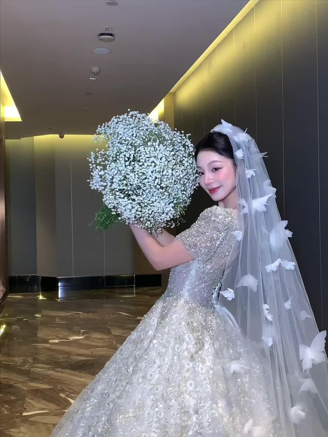 你看 我说我穿婚纱会很漂亮的