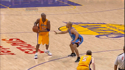 科比对位费舍尔，此时两个人已经是职业生涯后期了，不过任然一个进攻还犀利，一个防守