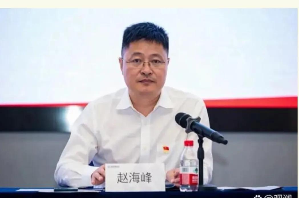 前来陪酒的这名年轻女性是厦门国企建发房产杭州事业部的销售经理。
当晚，席间有人提