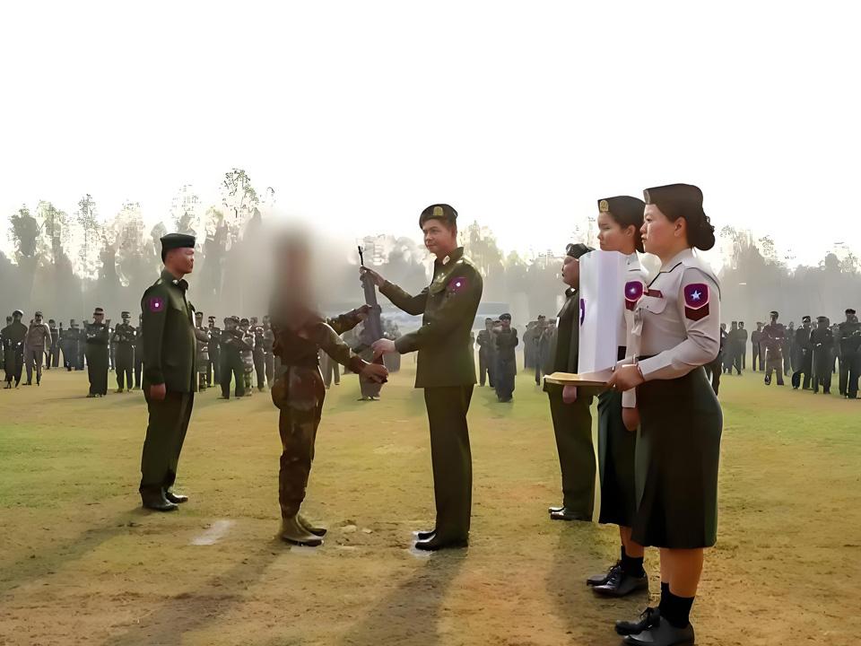 今天传来缅军举行数百名人民防卫军投诚人员移交亲属仪式并遭质疑的最新消息。据缅甸媒