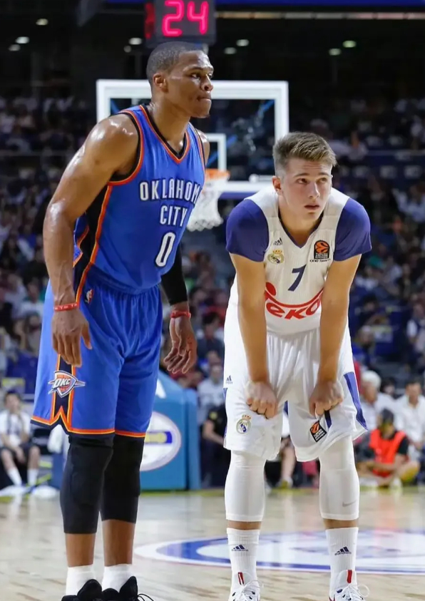 【威少为啥对东契奇这么大仇恨？】今日，知名唇语解读媒体LegendZ晒出了湖人对