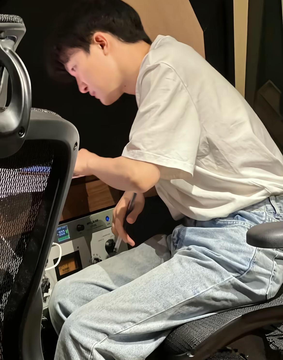 周深周深 学长 你太美好了你睡觉时乱乱的头发你说话时的嗓音你站在栏杆旁清瘦的身影