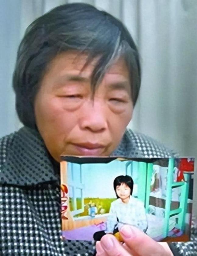 湖北学霸杨元元带母上学，最终厕所自缢身亡，活生生被母亲吸干血。
 
2009年1