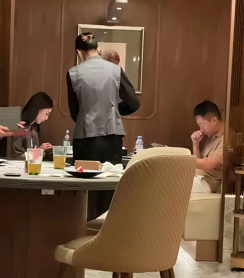 网友偶遇汪小菲和汪太太，把照片发出来，竟引来网友争论：夫妻俩感情好，关系融洽，就
