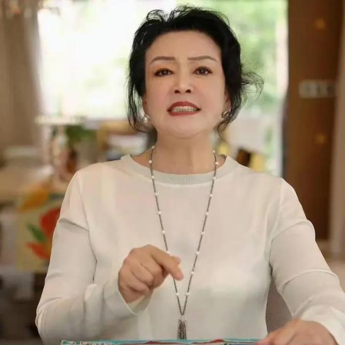 麻六记创始人：张兰硬气表态！坚决反对汪小菲在台湾买房，太清醒了
 
麻六记张兰公