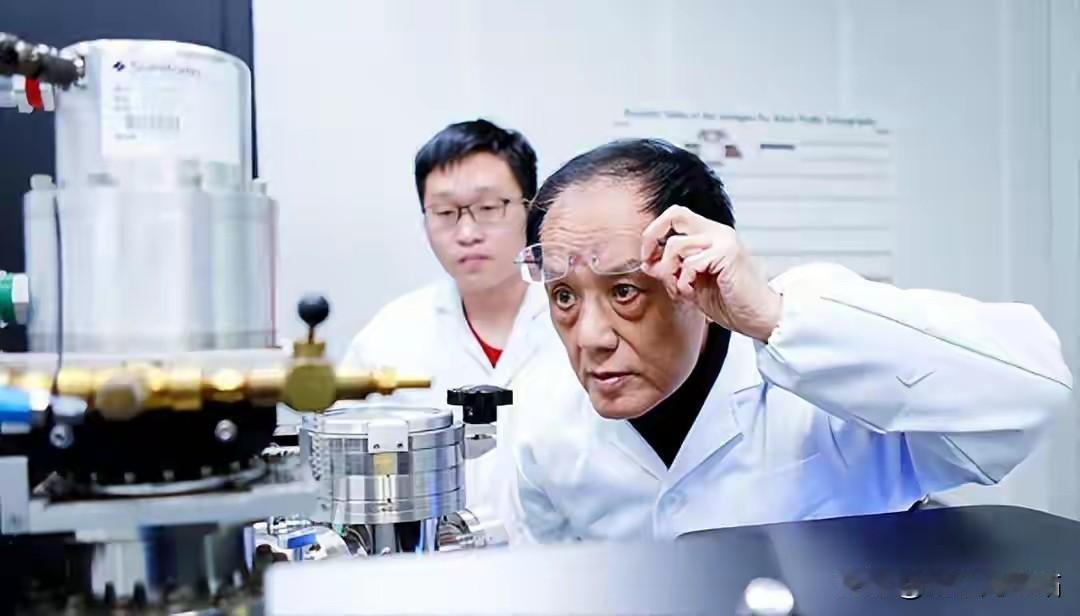 80岁老头攻克世界难题！美俄望尘莫及，他是中国真正的火药王
 
在军工领域，有一