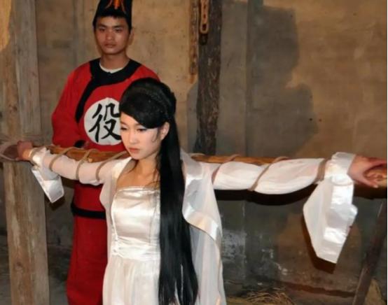 1182年深秋的台州大牢，冰冷的地砖贴着严蕊的脊背，藤条抽在皮肤上的声音在空荡的