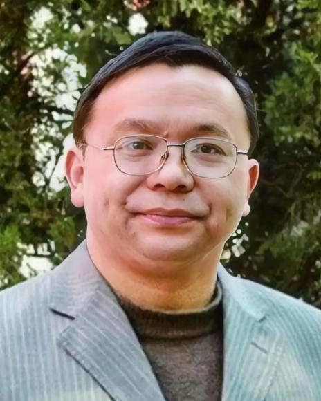你知道吗？那个揪出‘毒教材’的硬汉子彭帮怀，14年的坚持，22次法庭交锋，愣是没