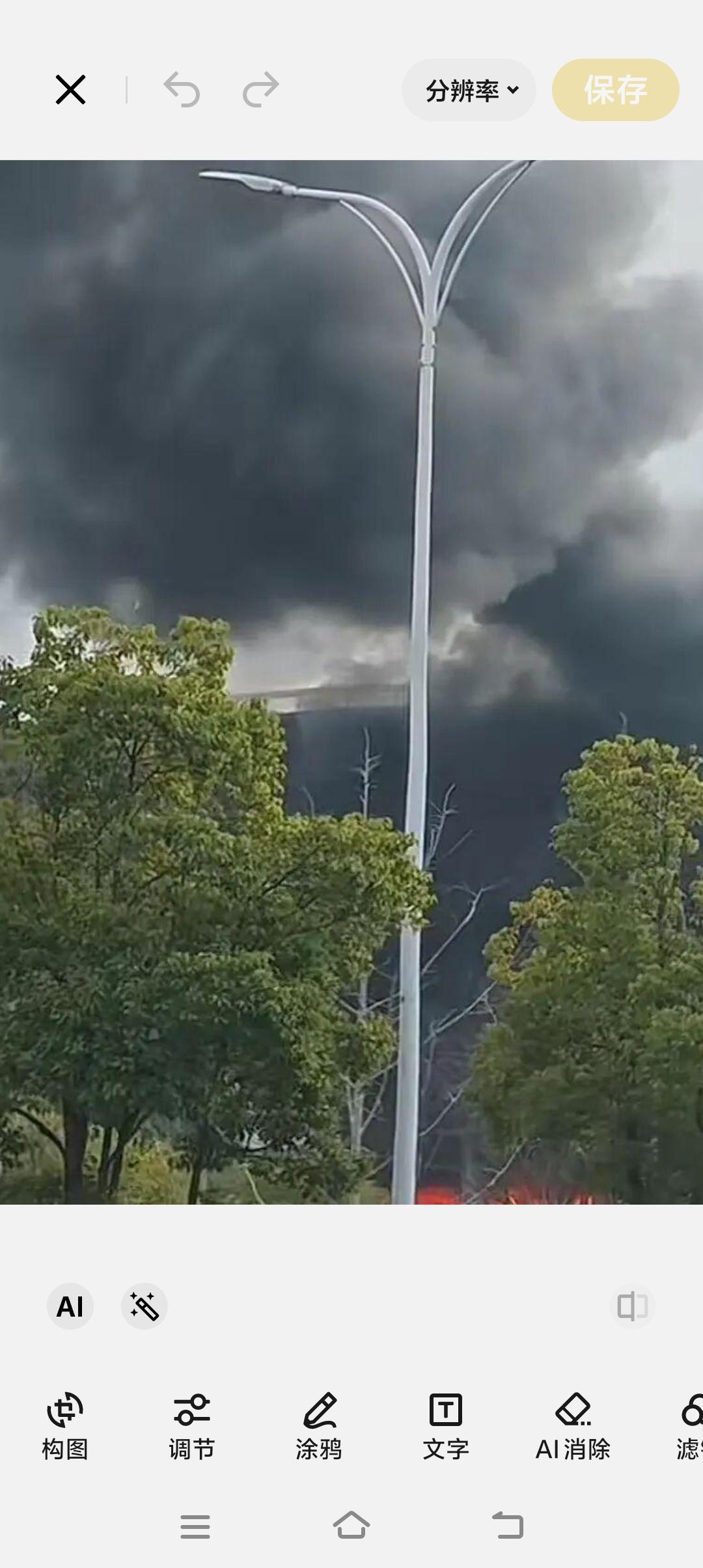 人们还沉浸在跨年的欢乐之中时候，却突然听到湖北美术馆起火了，心里一下揪了起来，担