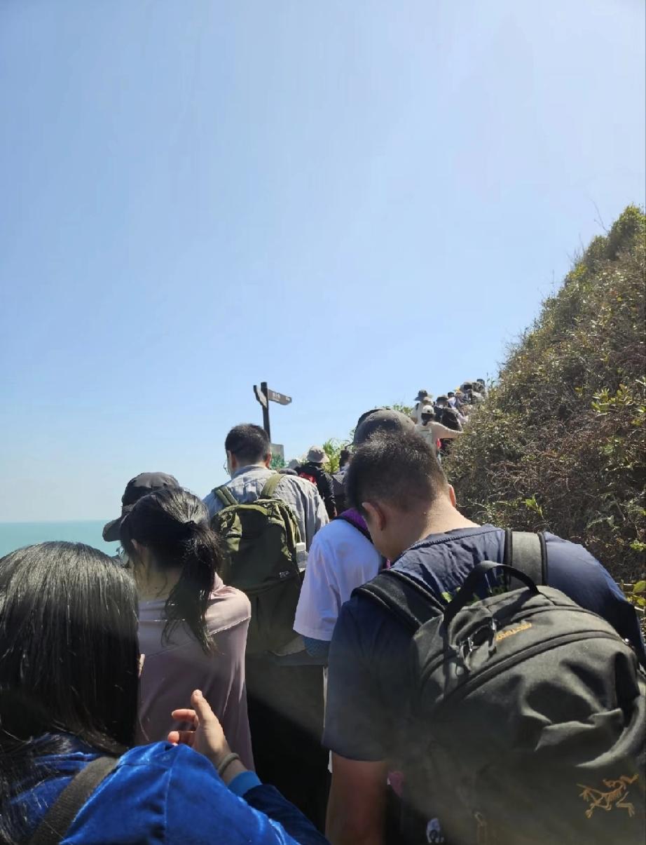 如果你想要省钱，
又想要出去玩…
我会建议你去爬山！
或者去到免费的景点
虽然那