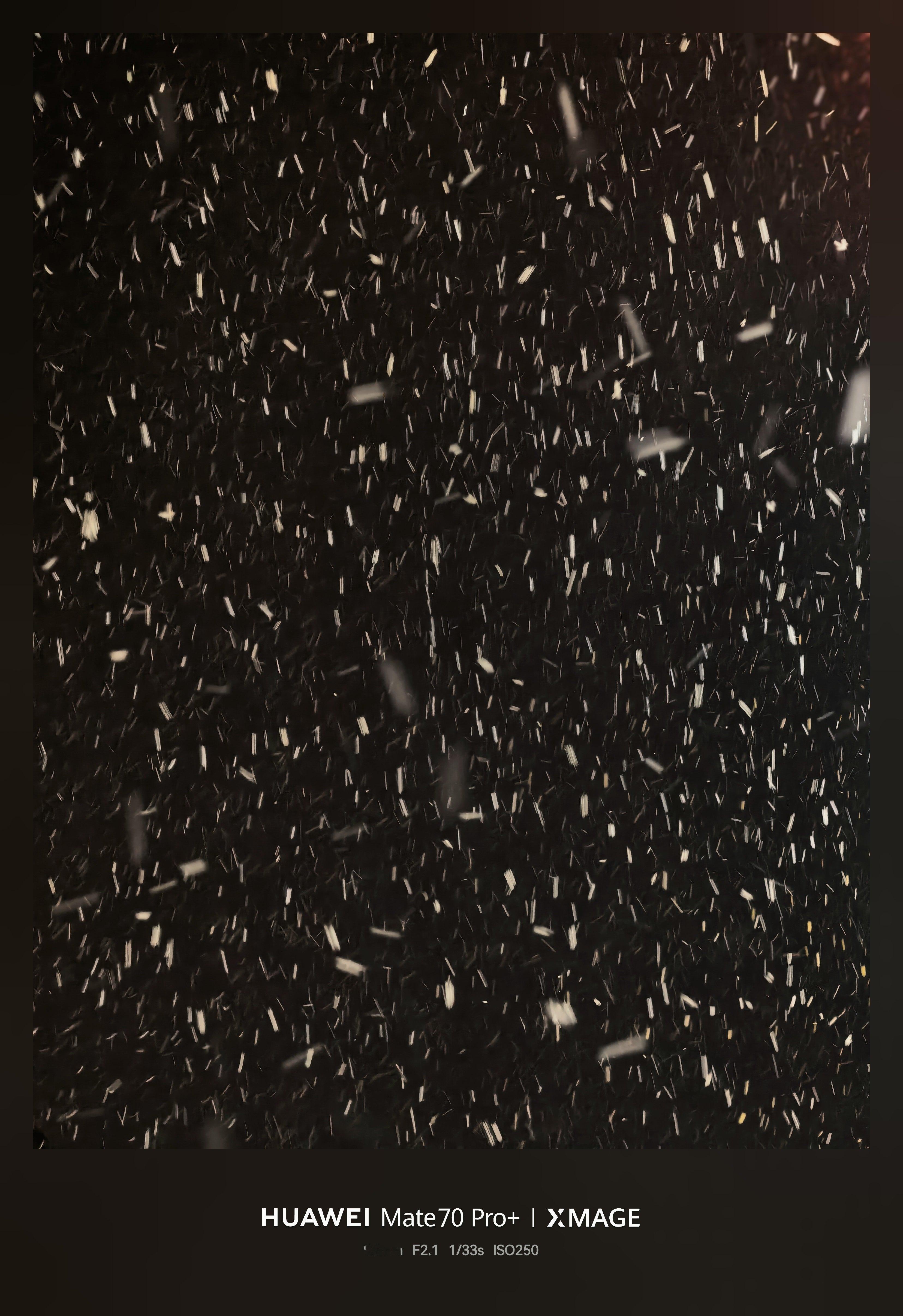 北京为何这次雪花这么大这次下的雪很蓬松，越下越大，今晚先睡了明天打雪仗，晚安！ 