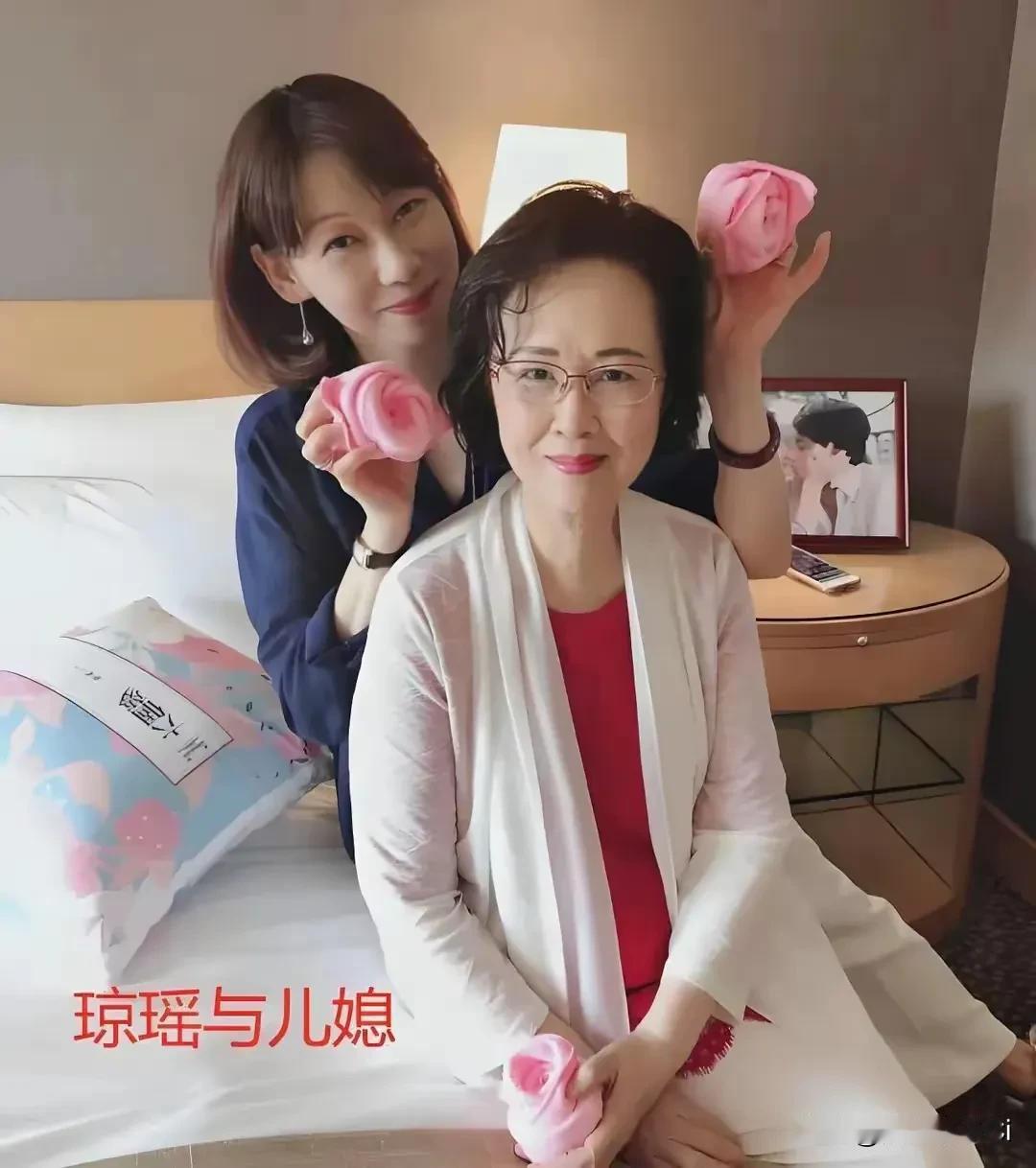 皇冠出版社也回应了，
说是财务平分，挺公平公正嘛！
琼瑶icon阿姨的版权，现在
