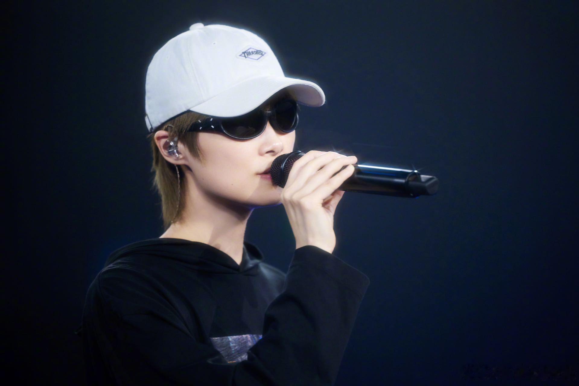 李宇春武汉演唱会 她在台上说记得14年前来武汉开唱的场景的时候，全场都在喊我们也