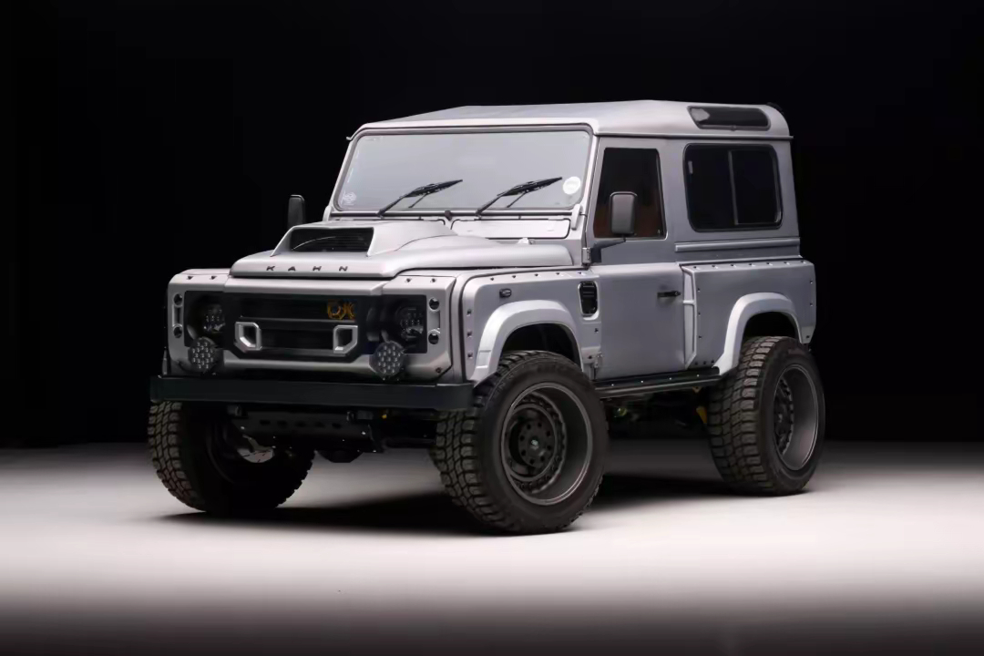 kahn design改装版本的路虎卫士90，车头的隆起在侧面看不是那么舒服，其