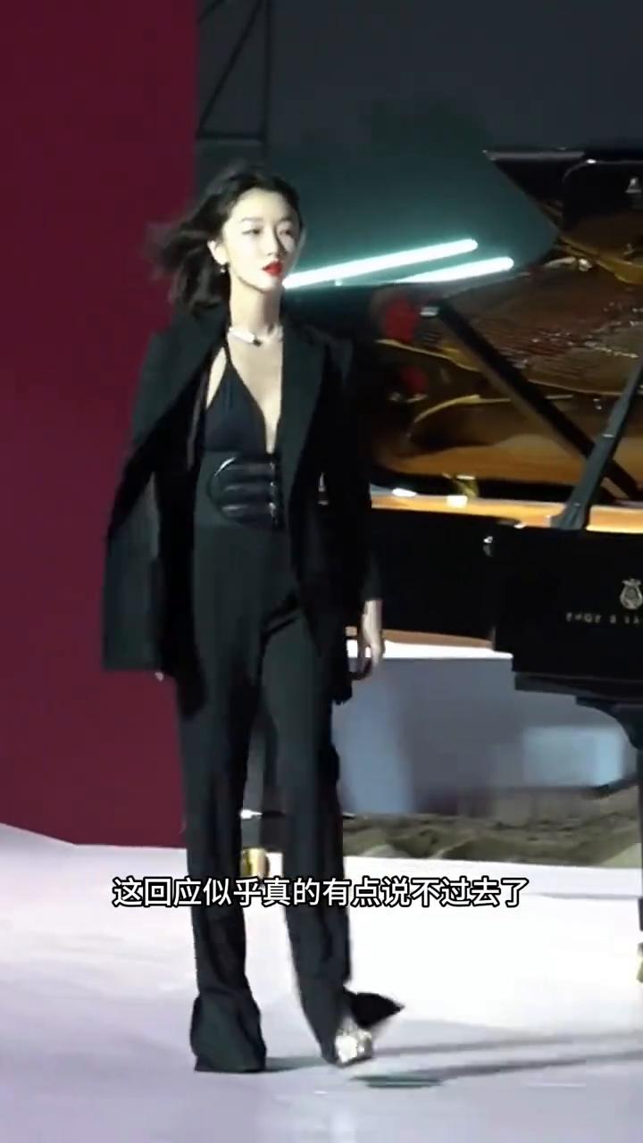出席话剧忘词。
这回应似乎真的有点说不过去了。周冬雨在阿那亚戏剧节开幕，出席话剧