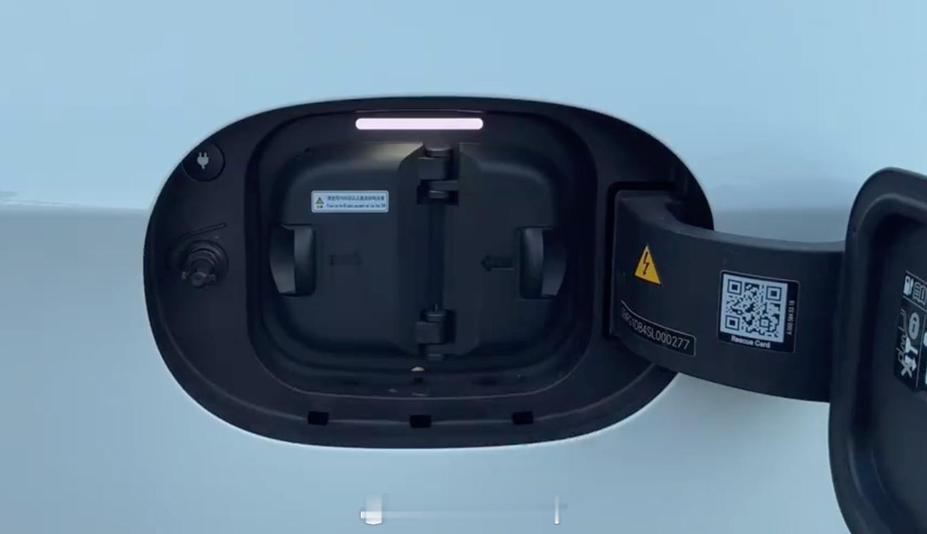 看到了新奔驰CLA L的充电口盖板 图1当下都是橡胶塞设计的偏多 图2价格低的产