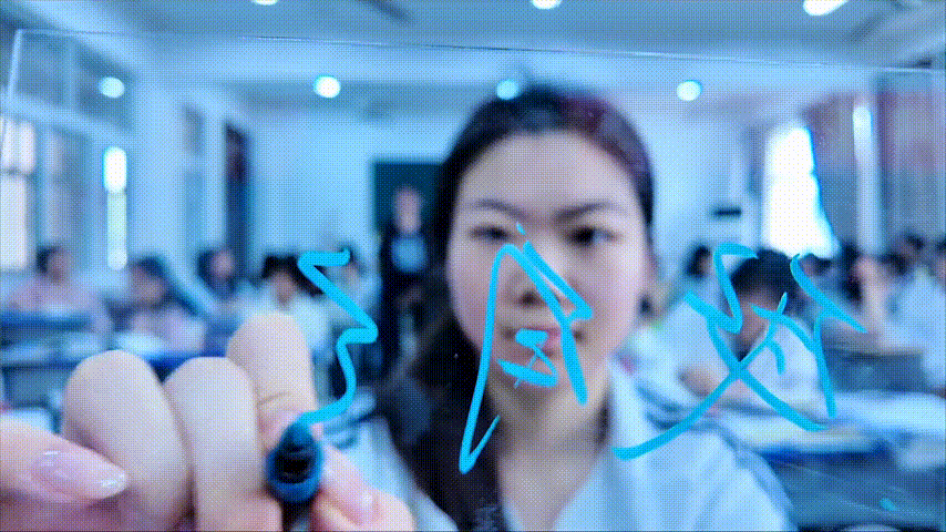 用镜头签定格完整学生时光刷到毕业生举着透明板子写字拍照，突然觉得我们那届的纸质签