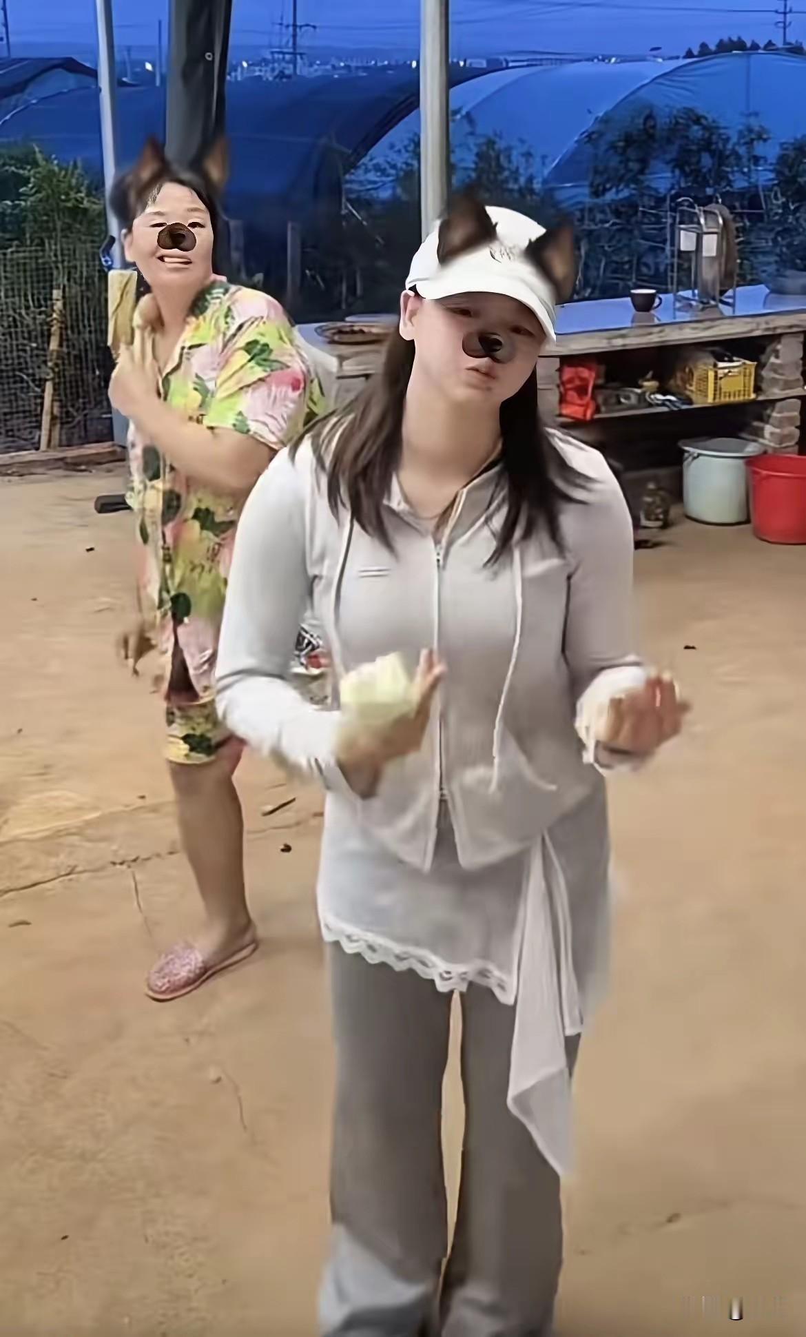 结束赛事行程后全红婵回到了家乡，她兴致盎然地站在家门口伴着节奏起舞，全程都十分放