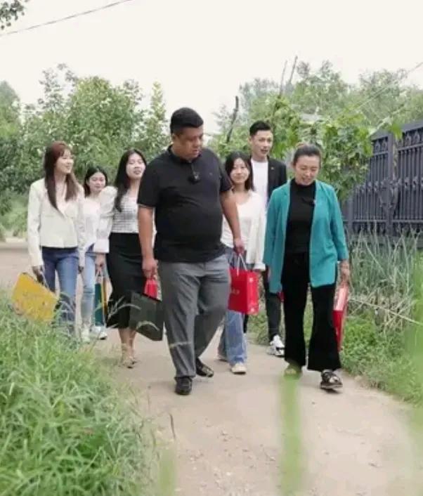 走亲戚能增进亲情，维系家族关系，你觉得是这样吗？