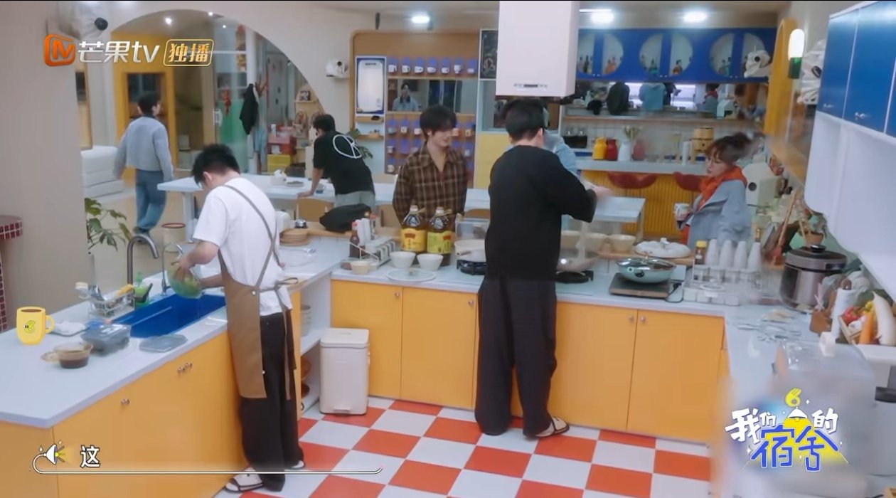 丁程鑫你莫唬小朋友我们的宿舍 丁程鑫带着一脸的好奇劲儿，跑到正在忙活的杨迪身边，