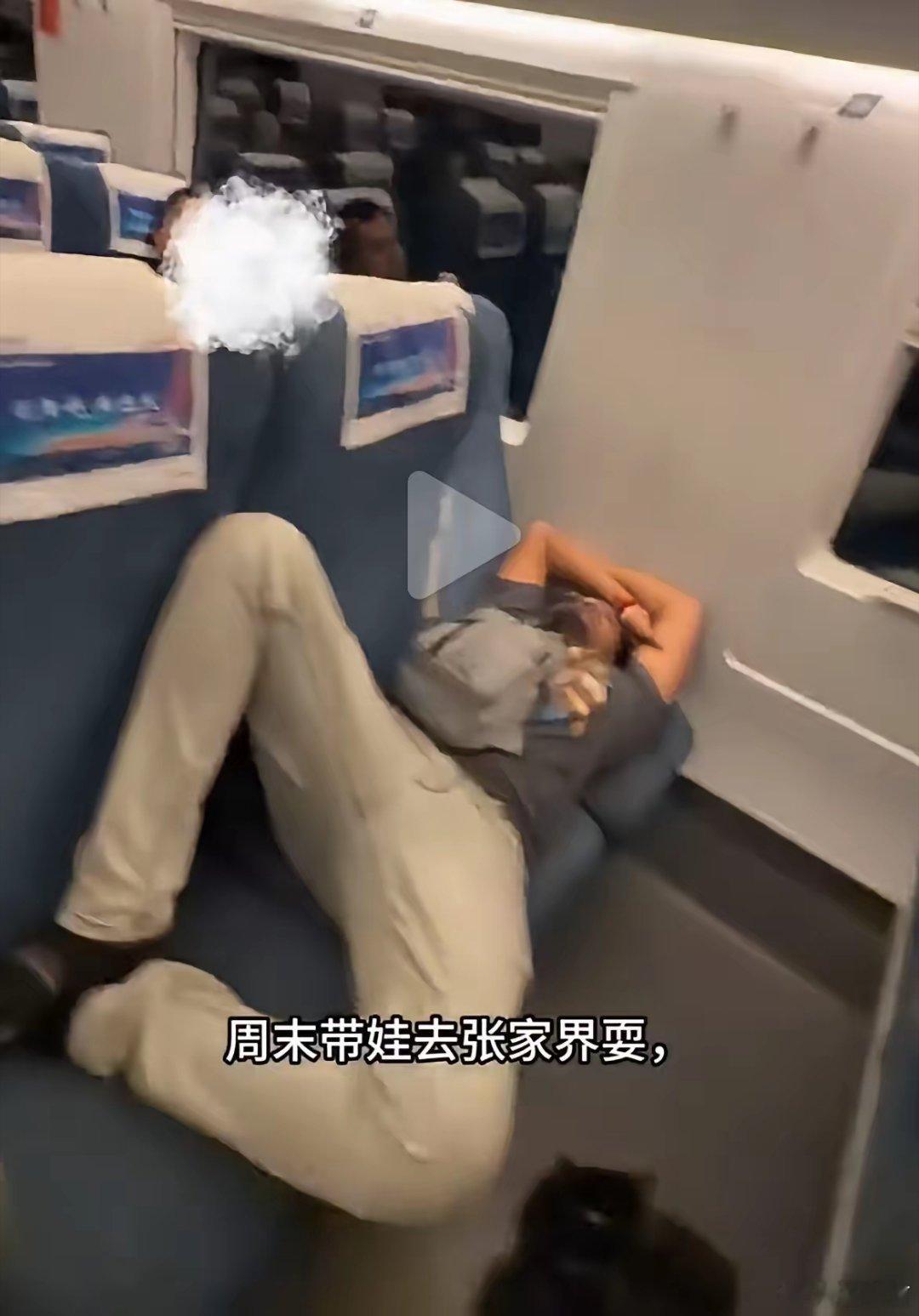 印度游客乘坐中国高铁有三个游客躺在椅子上，一个人占三个位置，另外两名游客直接把脚