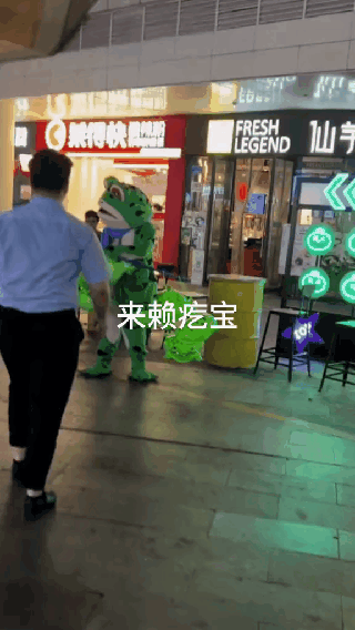 只因我们都是底层人！生活不易[流泪] 被欺负却很容易！上海城管竟然用【落网】来打