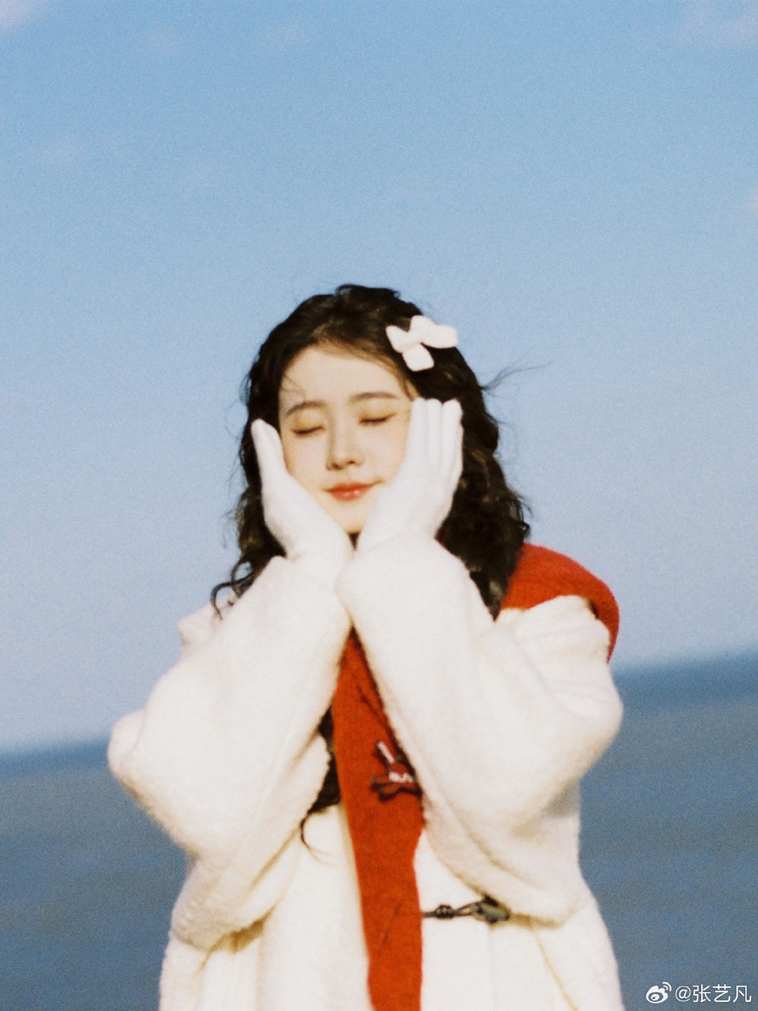 张艺凡自带滤镜的海边张艺凡萌妹的代表 张艺凡自带滤镜的海边，羊毛卷造型甜美可爱，