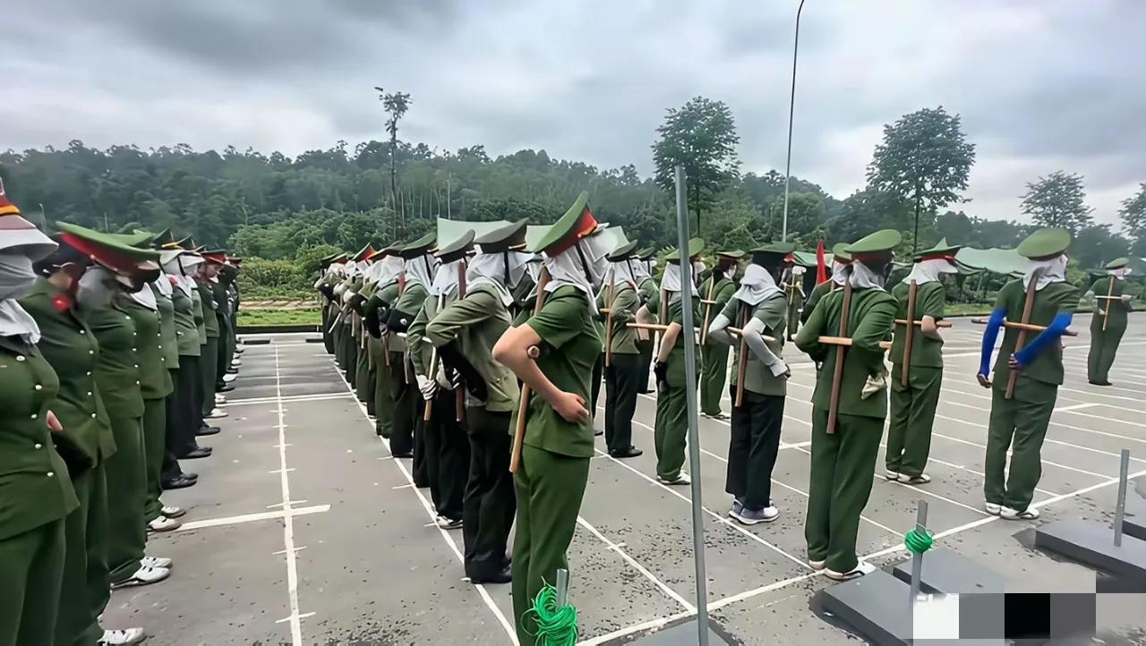 越南士兵苦练阅兵，可以看出越南的军事真不咋的。

举办一场国家级的阅兵盛典，门面