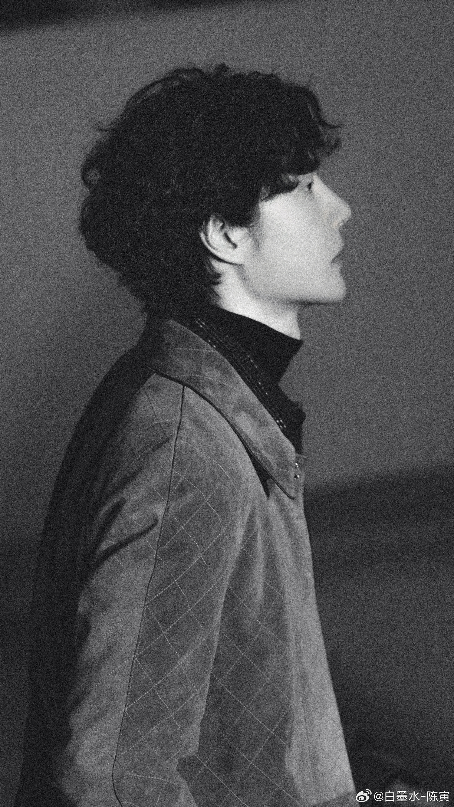 巴黎的光影都在为你加冕像古堡里的传世雕塑真是随便拍都出神图，不愧是亚奢一时尚巨星