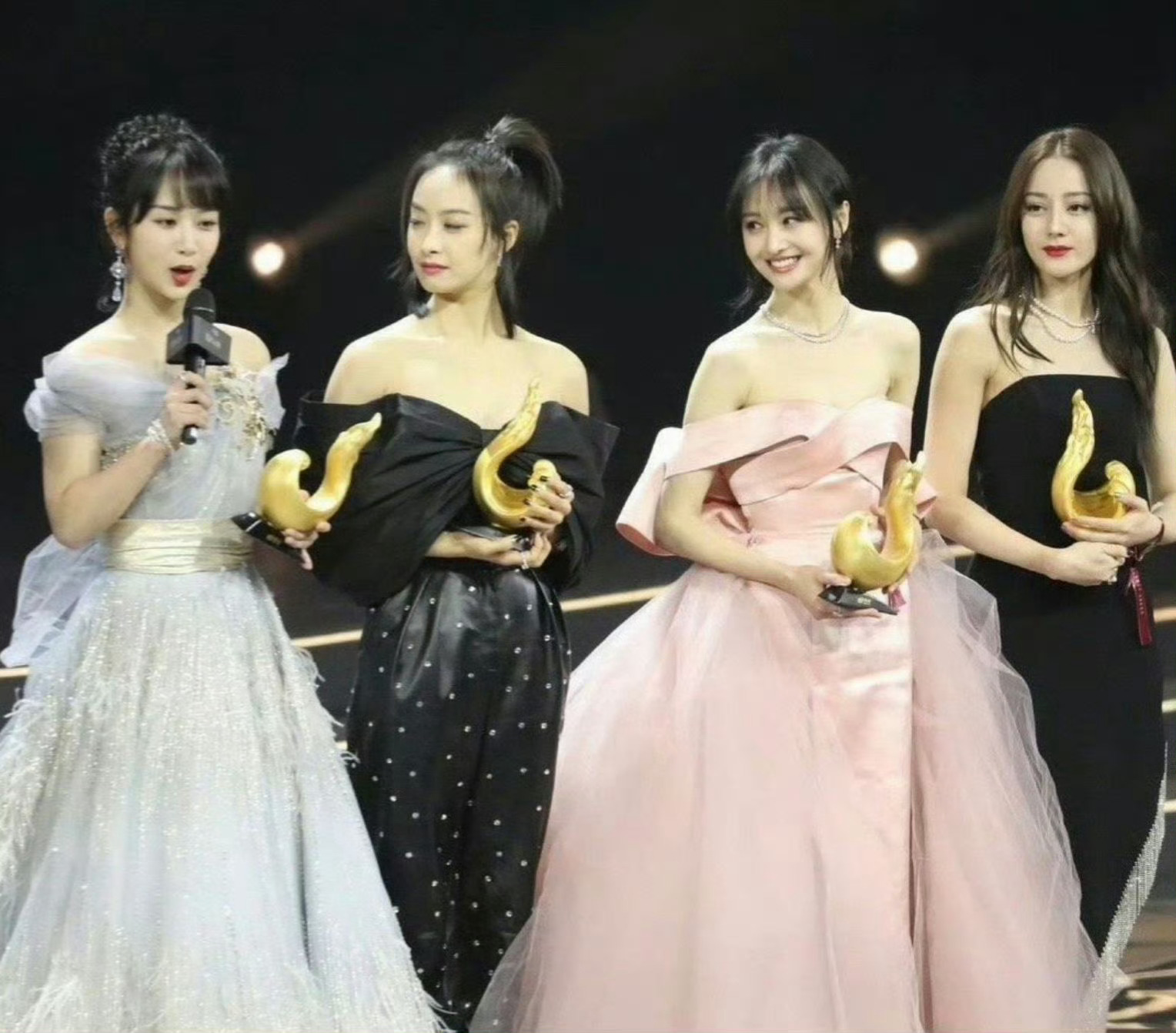 杨紫的脸还是很权威的，这张合照也完全不落下风气场超稳。 