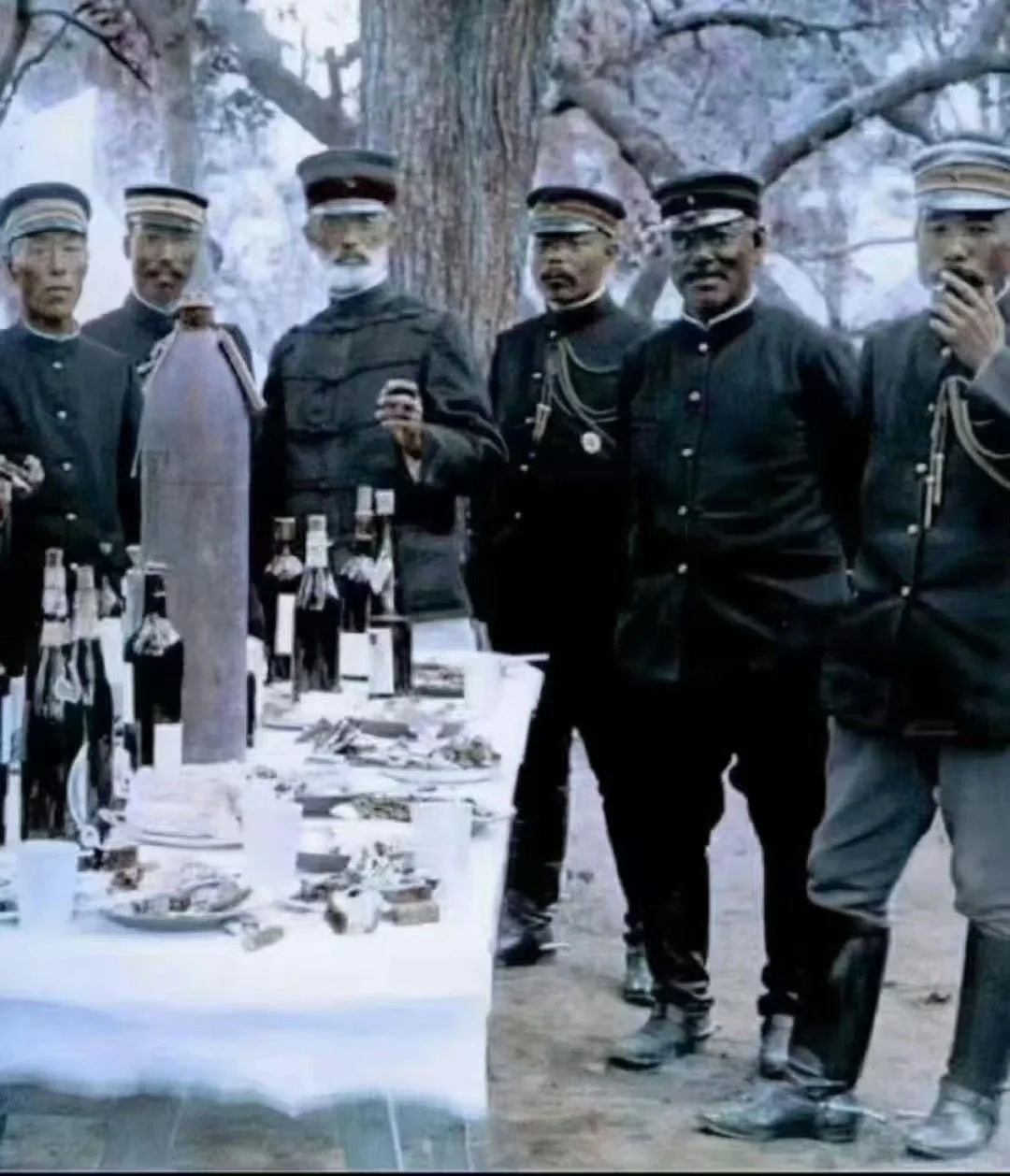 1905年日俄战争间隙，日本陆军高官在战地上喝上了葡萄酒，留长须的是被称为“军神...