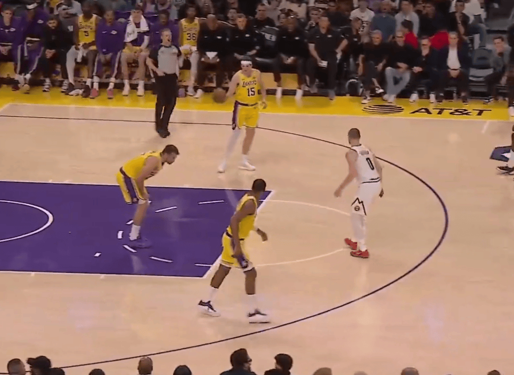 机器人正要进电梯被男子一脚踹倒Fullcourtpass表示：东契奇在抢篮板时和