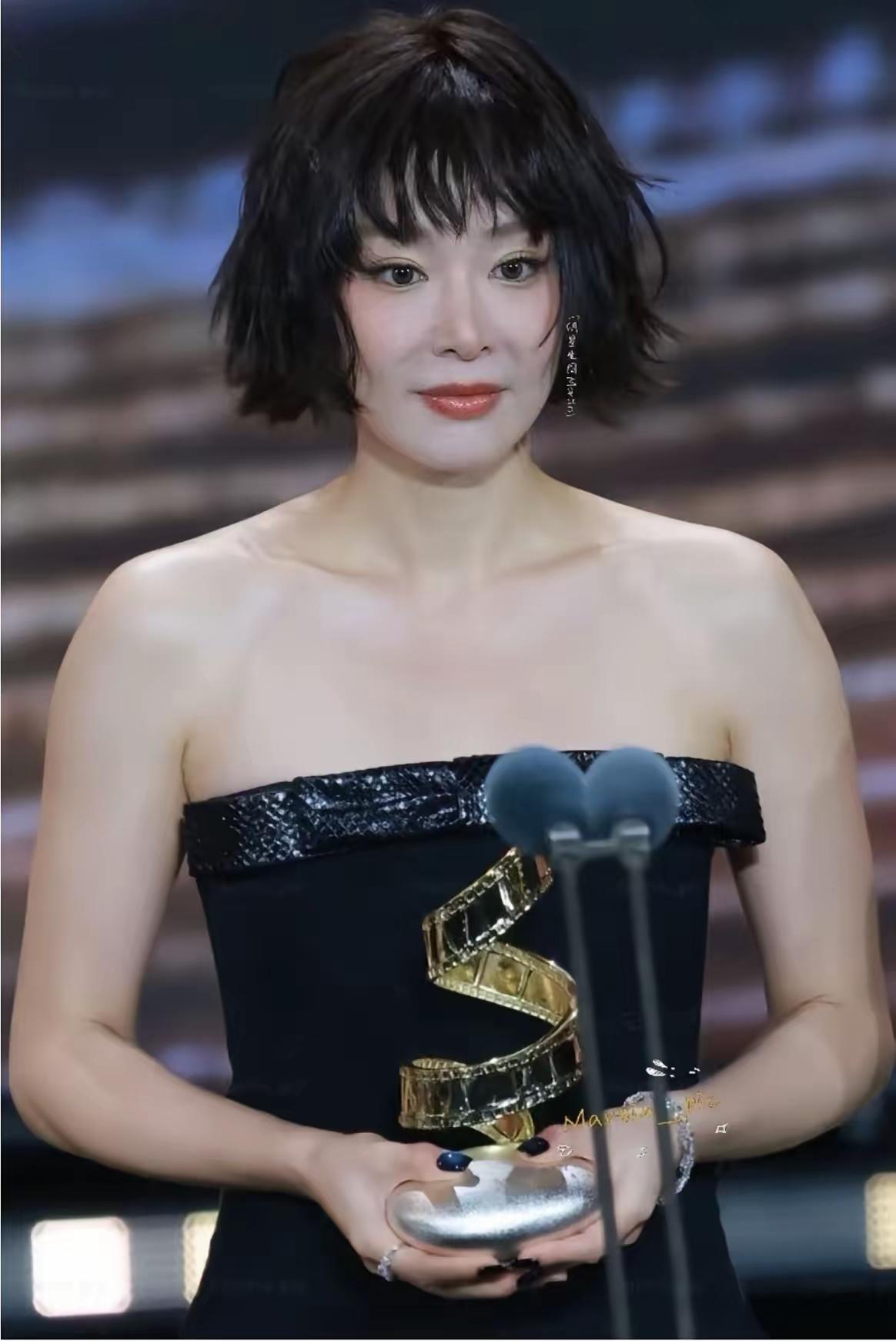 高叶咋长的这么漂亮哦，珠圆玉润肤白貌美的。最喜欢高叶这种身材，微胖微胖的，美的比
