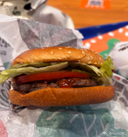 汉堡王中国也被卖了 汉堡王难吃到需要改配方的程度了[泪奔]也就皇堡好吃点，其他的