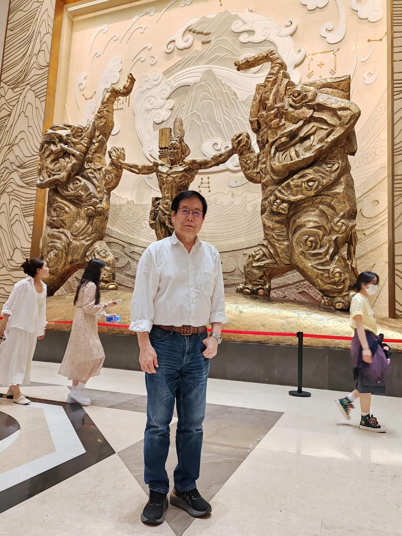 河南博物館九大鎮館之寶，一次看完，無比興奮。
有趣的是，五一長假後依然人頭攢動。