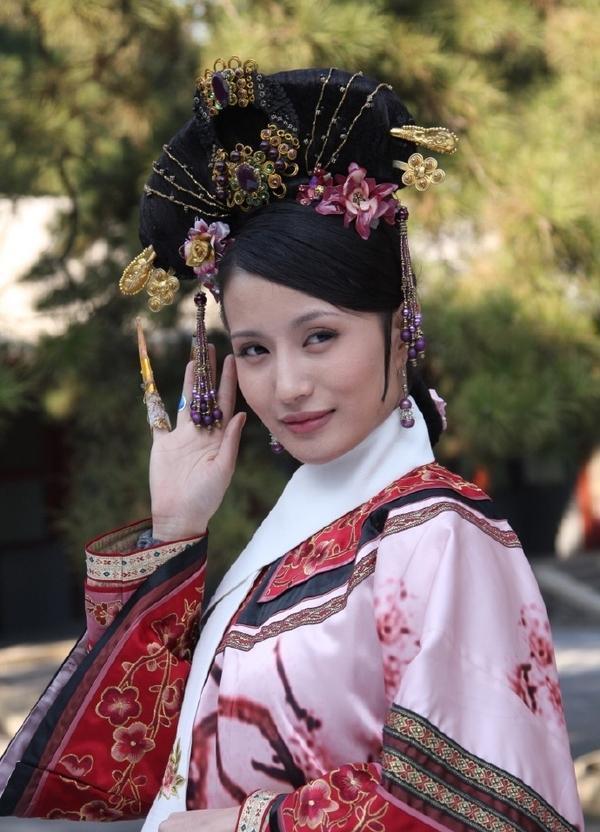 甄嬛传  欣贵人是《甄嬛传》中的“生存大师”。她隐忍坚韧，虽长期被祺嫔压制，位分