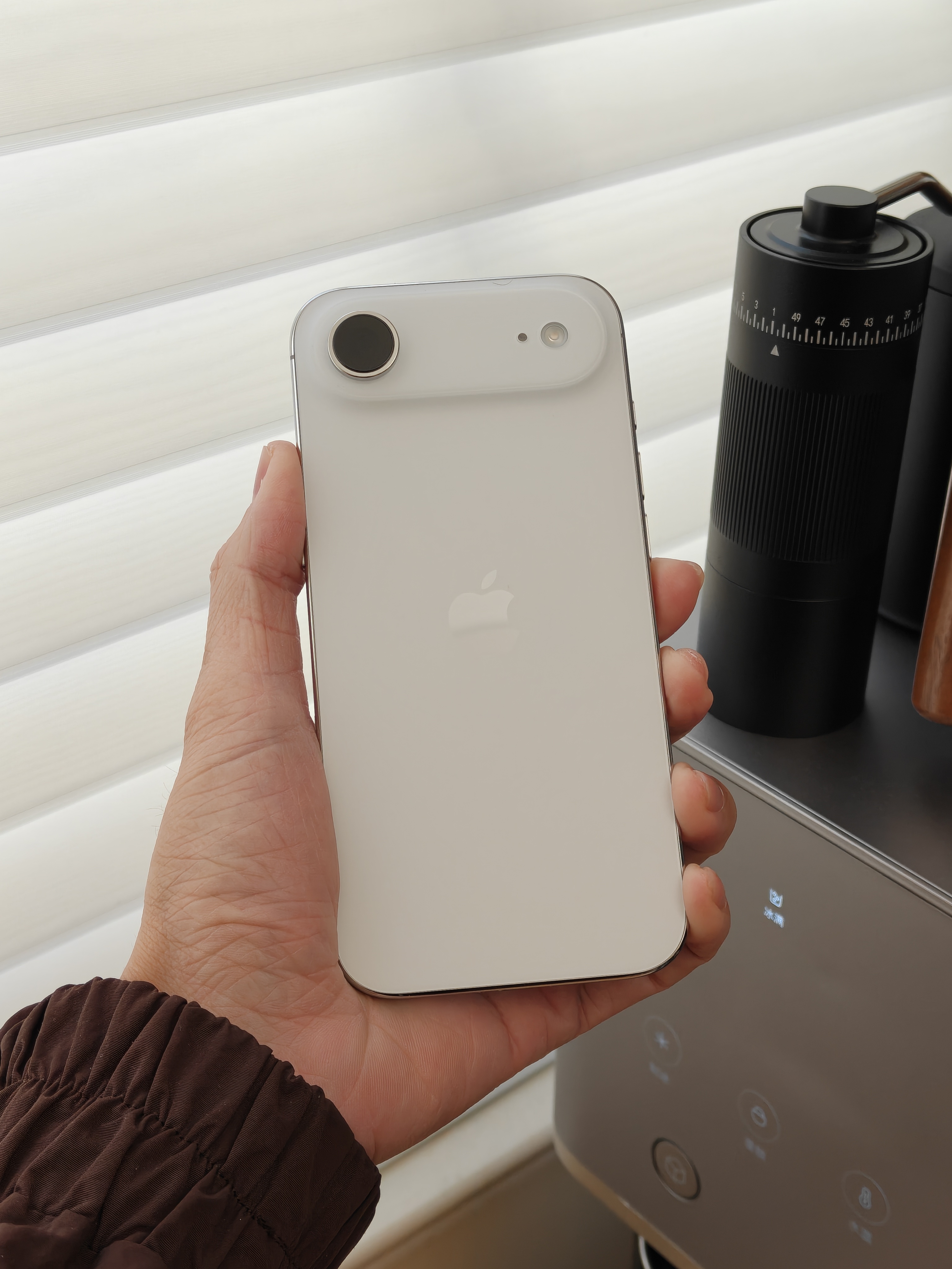 我觉得这部手机不太适合普通人，他的作用其实作为备用机会很合适，大7000的手机，