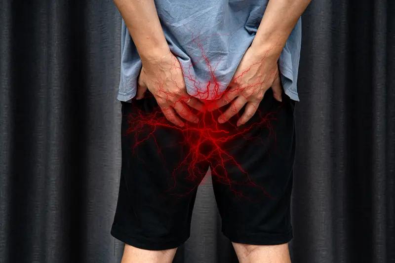 身体衰老会发出不少信号。首先是臀部下垂，久坐又爱吃高糖高脂食物，脂肪堆积，肌肉减