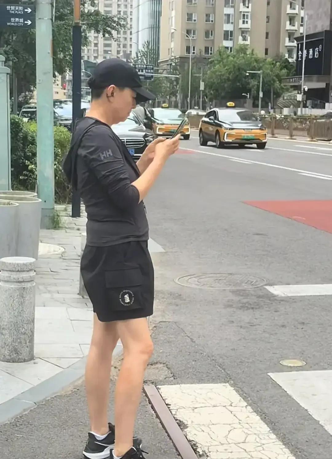 夏日北京街头的宋丹丹，身材真好！凹凸有致宋丹丹身材健美。怎么看怎么也不像65岁的
