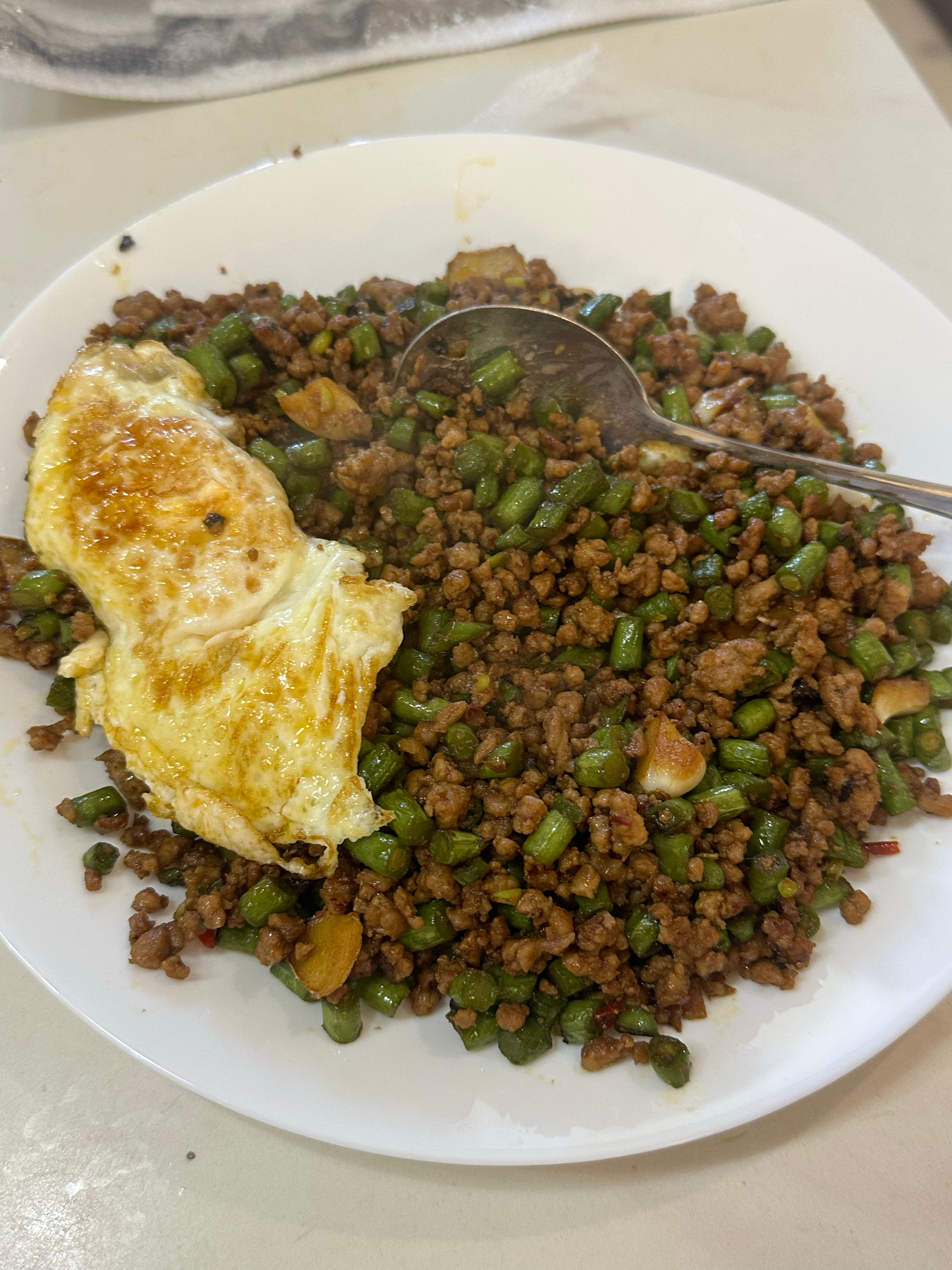 跟我妹合租的好处是我会更有动力自己做饭吃，因为我妹会狂夸我厨艺好并自觉洗碗。中午