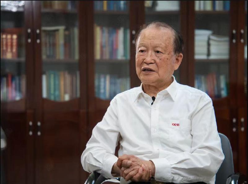 国家最高科学技术奖得主向世界宣告，中国雷达技术可以发现8000公里外目标。

刚