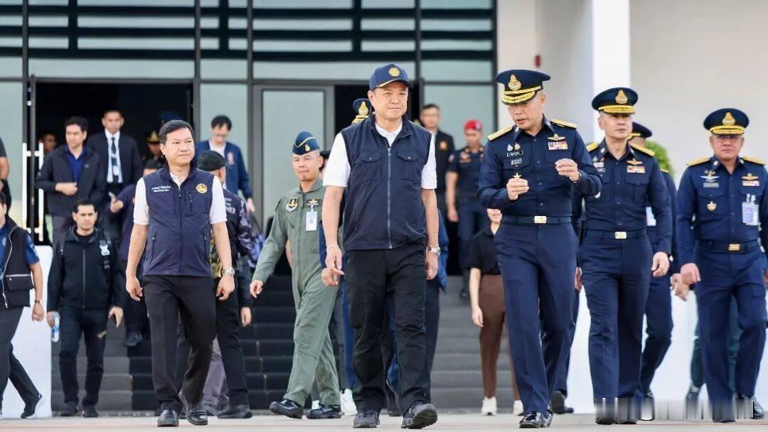 阿努廷总理太拼了！一天三扎宋卡灾区，C-130塞满物资带“摩托救援队”冲了！
 