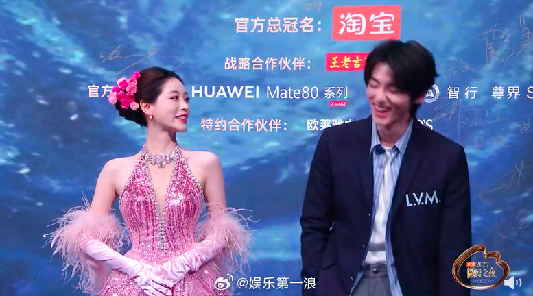 赖伟明不放过任何一个饭撒机会赖伟明向后排打招呼 向后排打招呼的小明！ 