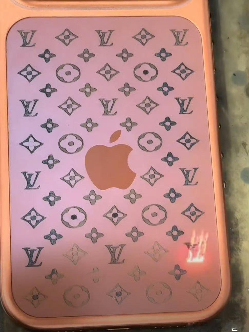 给iPhone17Pro纹了个身，只想说真丑[捂嘴哭] ​​​