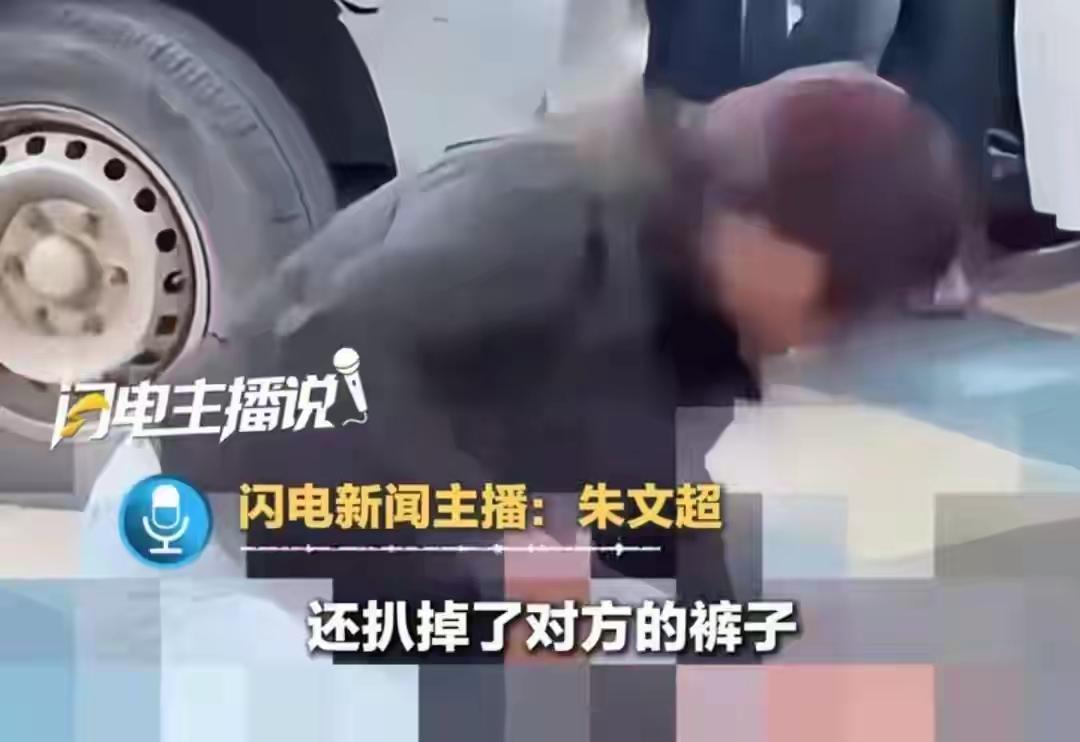 这黑体恤女的真的霸道！

一段街头女的打人的视频被下架了，原因是打人者不是普通的