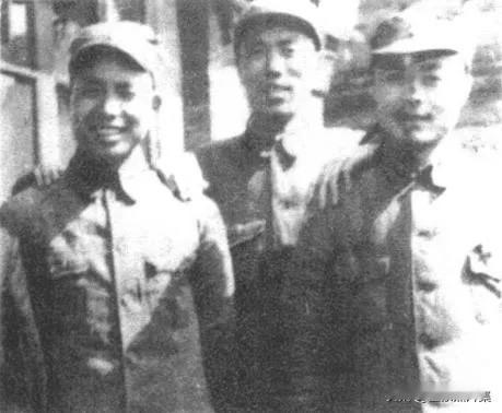 1946年，罗舜初(右)、程世才(中)、唐凯(左)在东北柳河县城合影。当年是东北