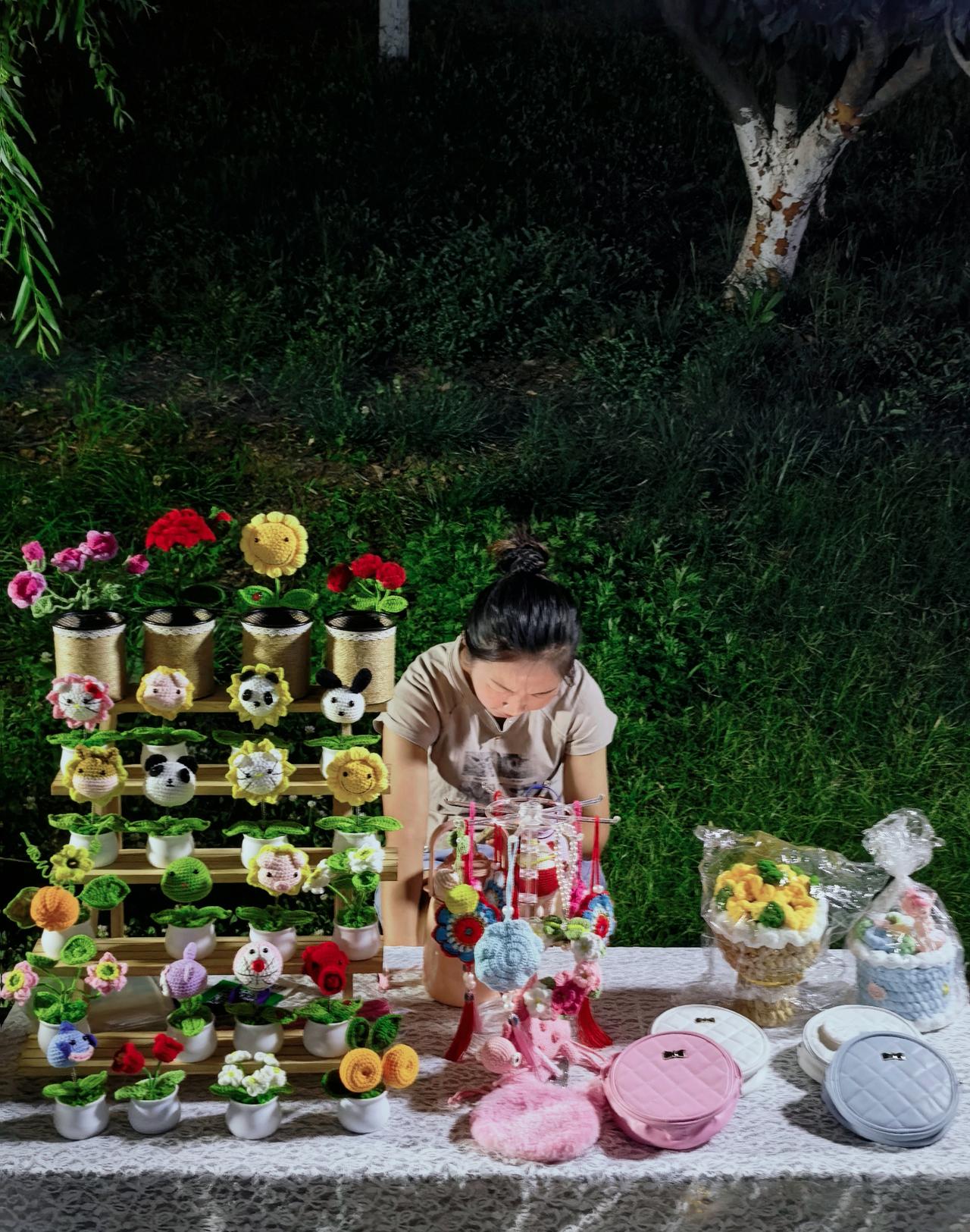 织女下凡
当城市逐渐进入梦香，“织女”毛线针开始编制童话。
偶遇，你敢相信吗？会