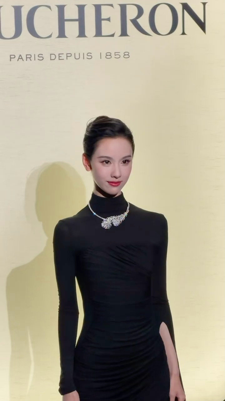 陈都灵 黑天鹅 陈都灵在上海出席宝诗龙品牌活动，一袭全黑垂褶长裙搭配高级珠宝亮相